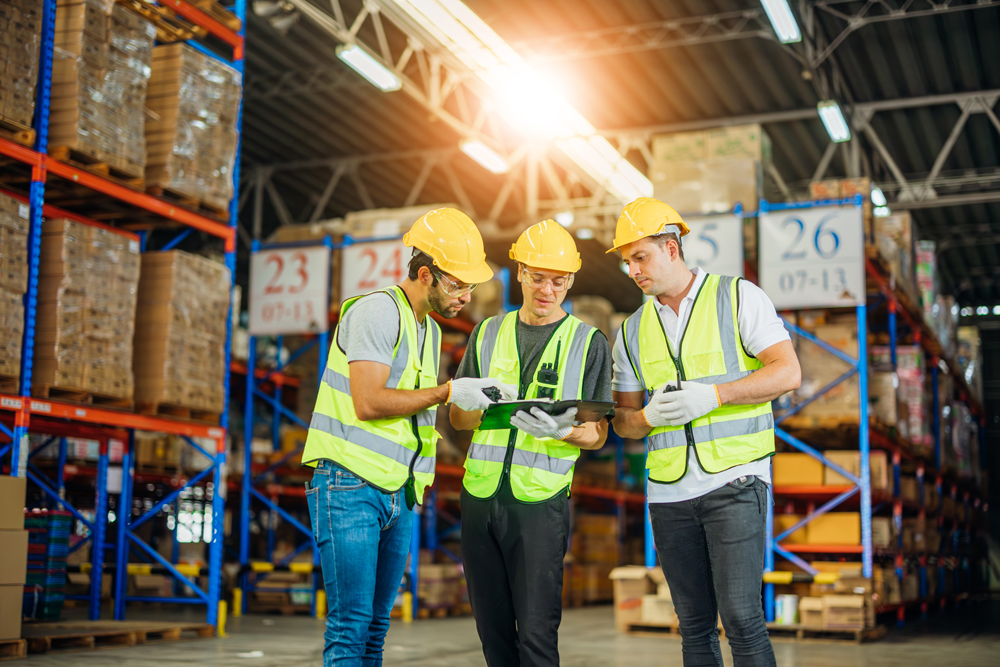 Equipe réalisant une étude d'aménagement d'entrepôt logistique.